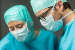 le Docteur Adrien Ray effectuant une chirurgie percutanée