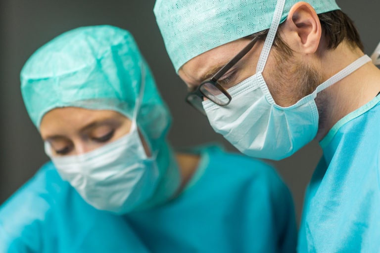 le Docteur Adrien Ray effectuant une chirurgie percutanée