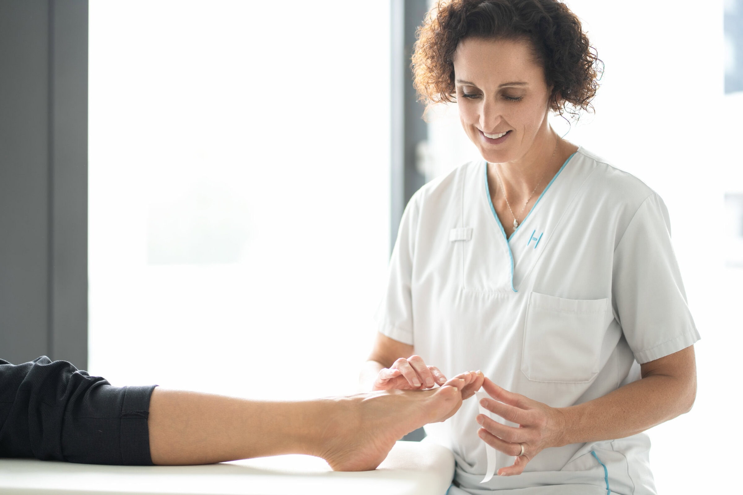 infirmière faisant un pansement après chirurgie micro-invasive de l'hallux valgus