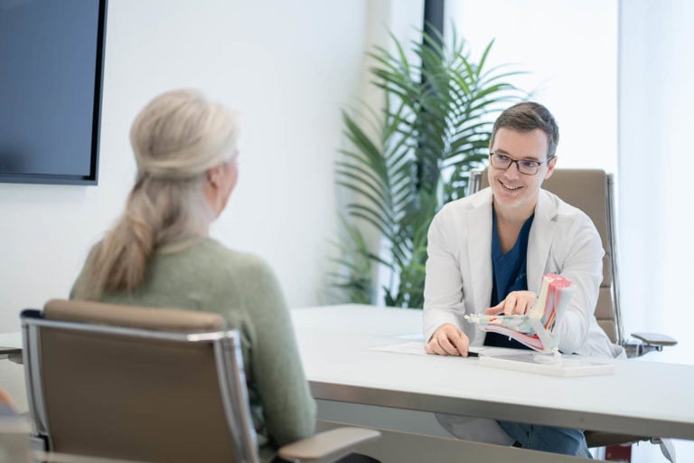 Consultation avec le Dr Adrien Ray, chirurgien du pied et de la cheville